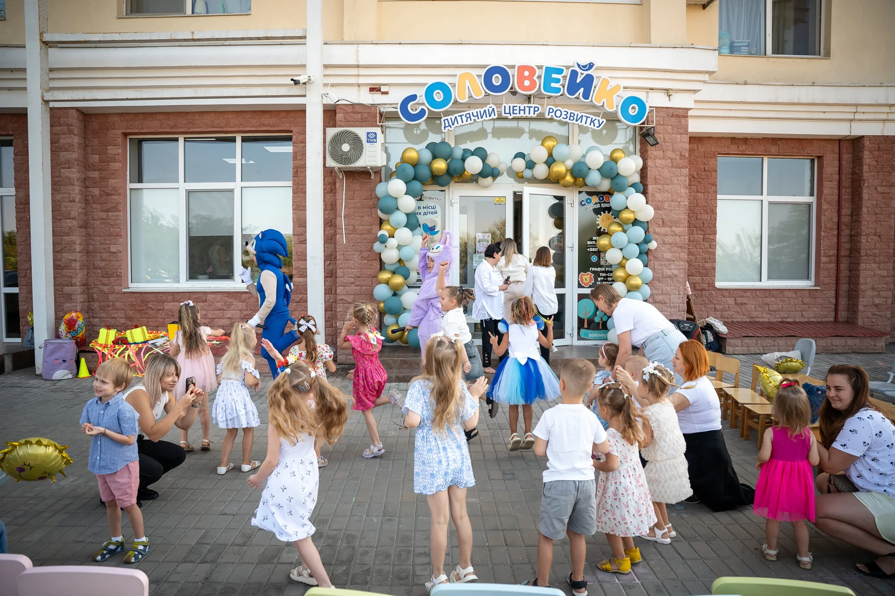 Загальний план святкування триріччя Соловейка біля входу до центру